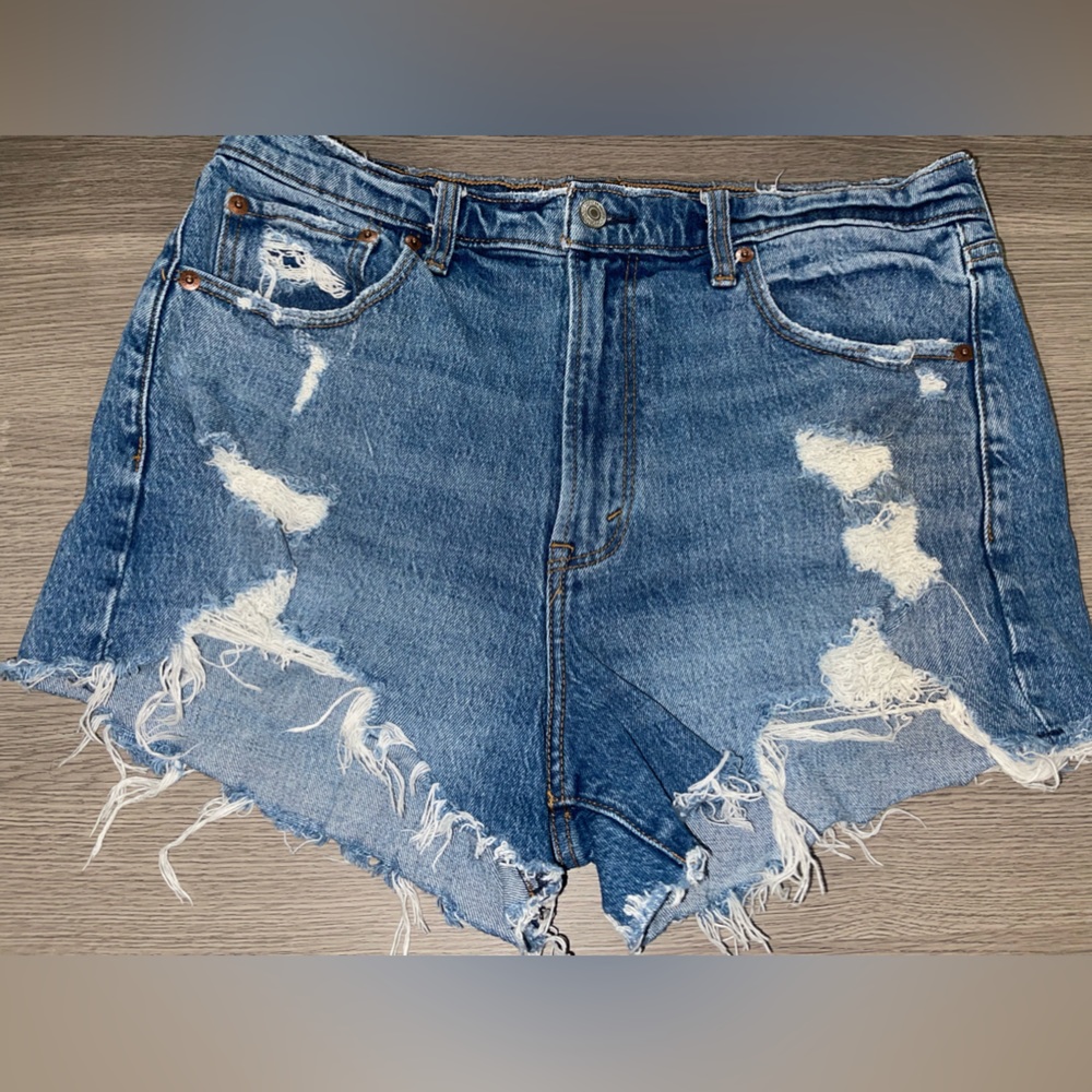 Abercrombie & Fitch Distressed High Rise Mom Short